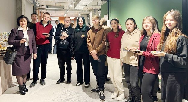 4_Дружня команда ПБУ-16. Доцентка кафедри психології Ольга Кізь та майбутні психологи і психологині бізнесу ТНПУ.